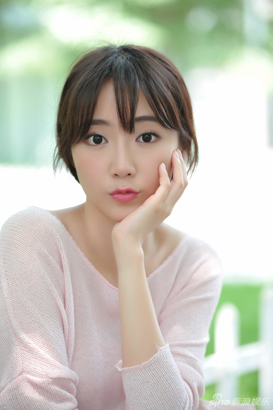 王萌黎夏日写真曝光 粉衣白裙宛若仙子