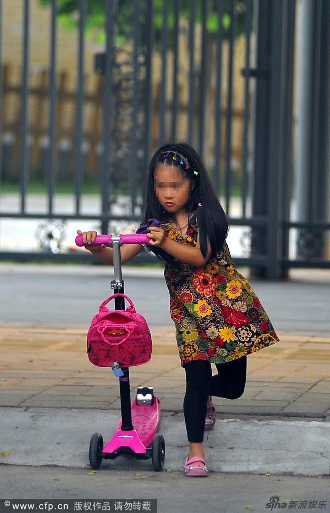 小爱马穿着黄色的碎花小裙子在校园内玩起了滑