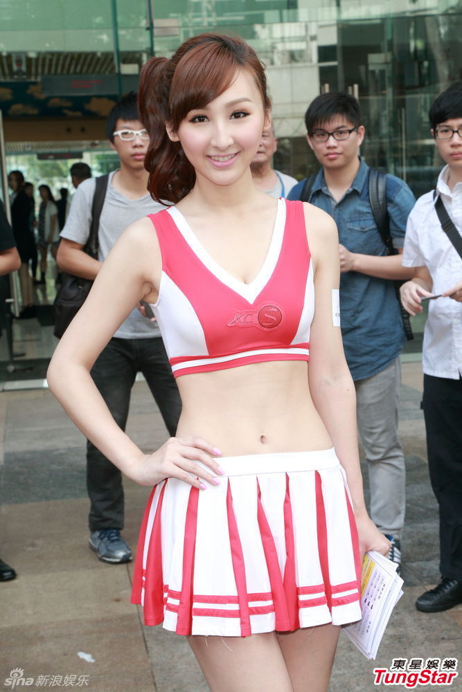 高海宁秀事业线露长腿 徐子珊认身材输阵