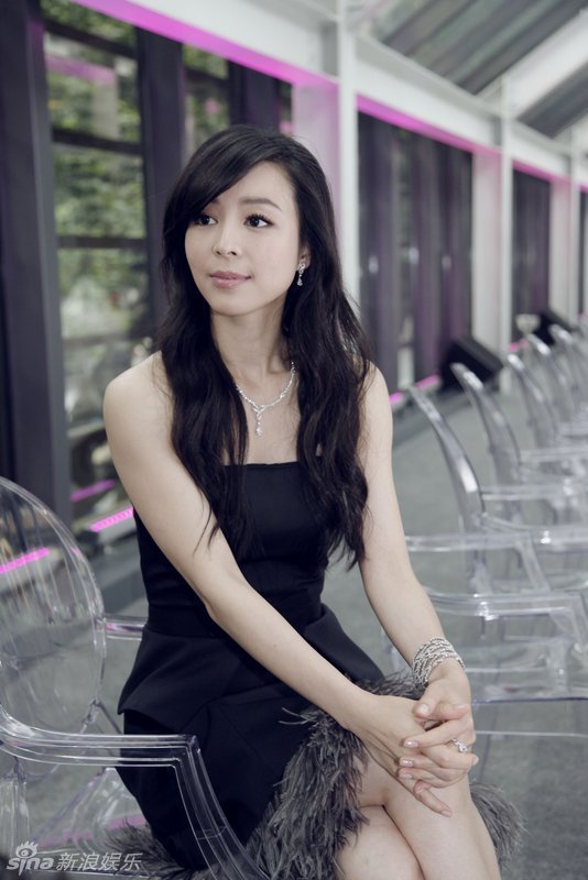 组图:张静初黑色修身小礼服受邀活动典雅_高清图集