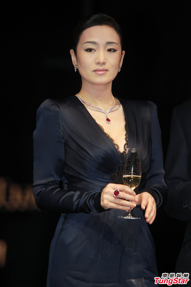 巩俐黑色深V长裙亮相 身材性感气质优雅_tung