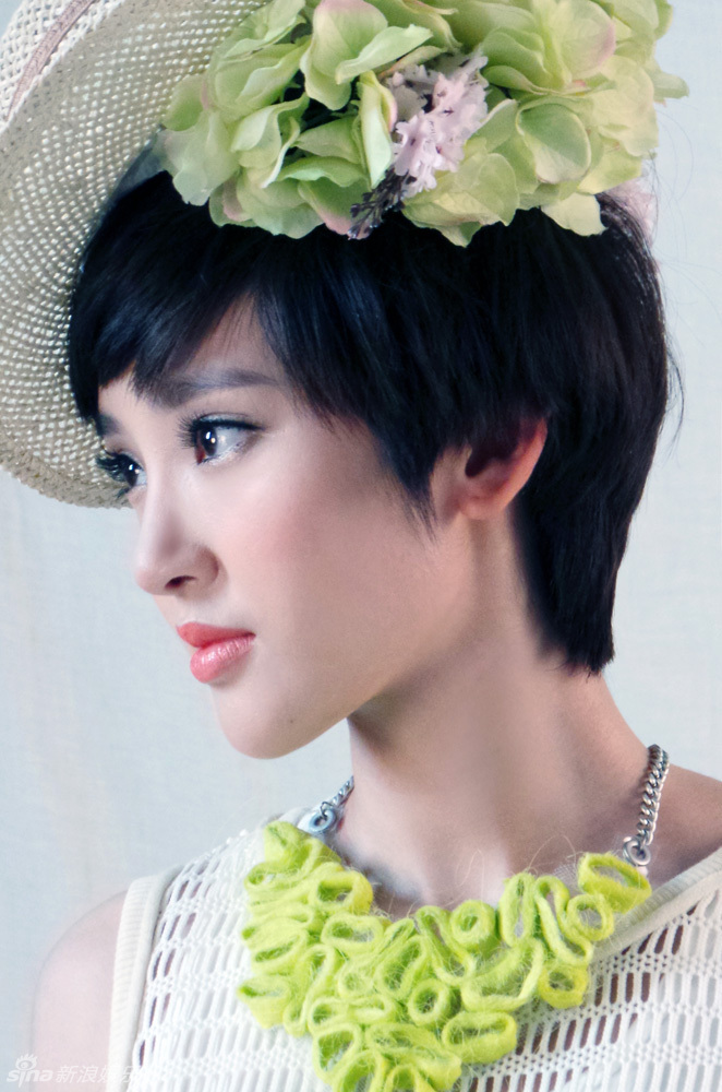 唐艺昕封面大片 清新鲜花LOOK恬静怡人
