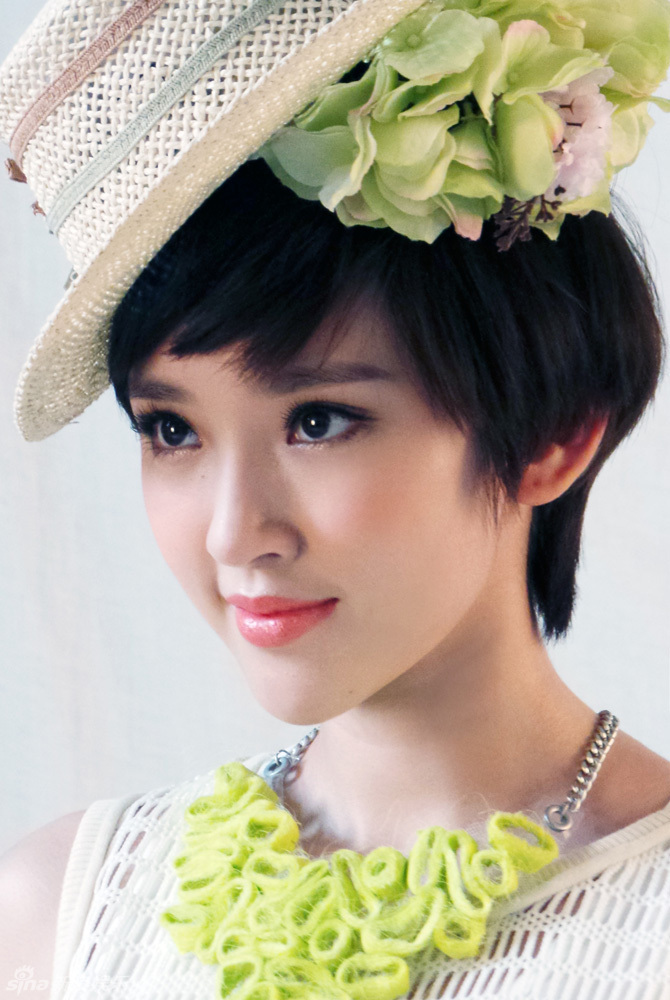 唐艺昕封面大片 清新鲜花LOOK恬静怡人