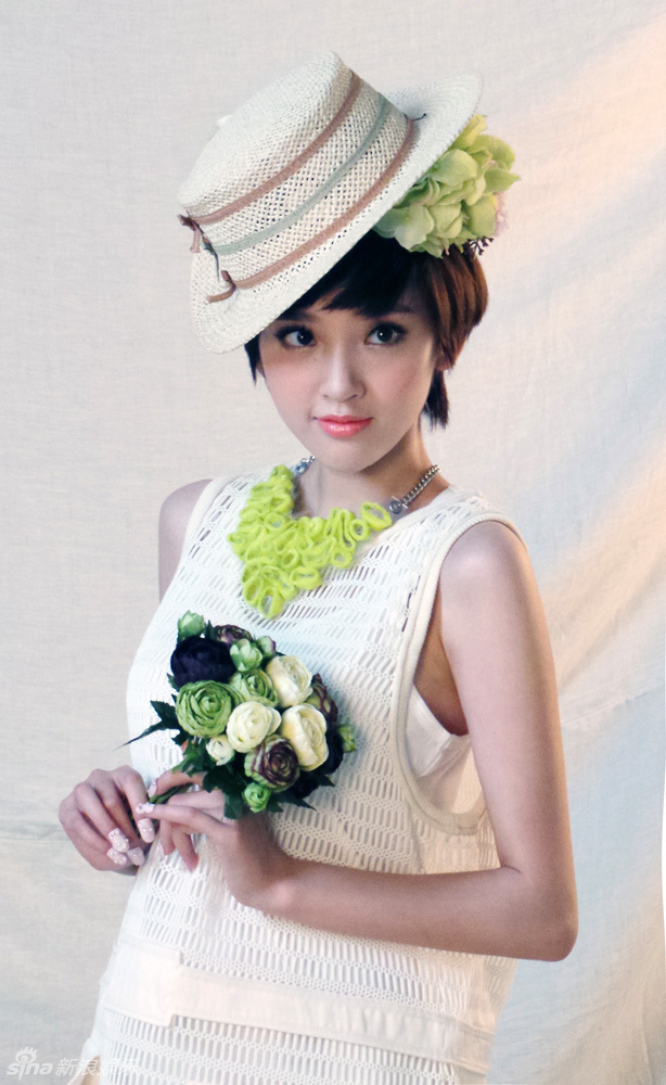 唐艺昕封面大片 清新鲜花LOOK恬静怡人