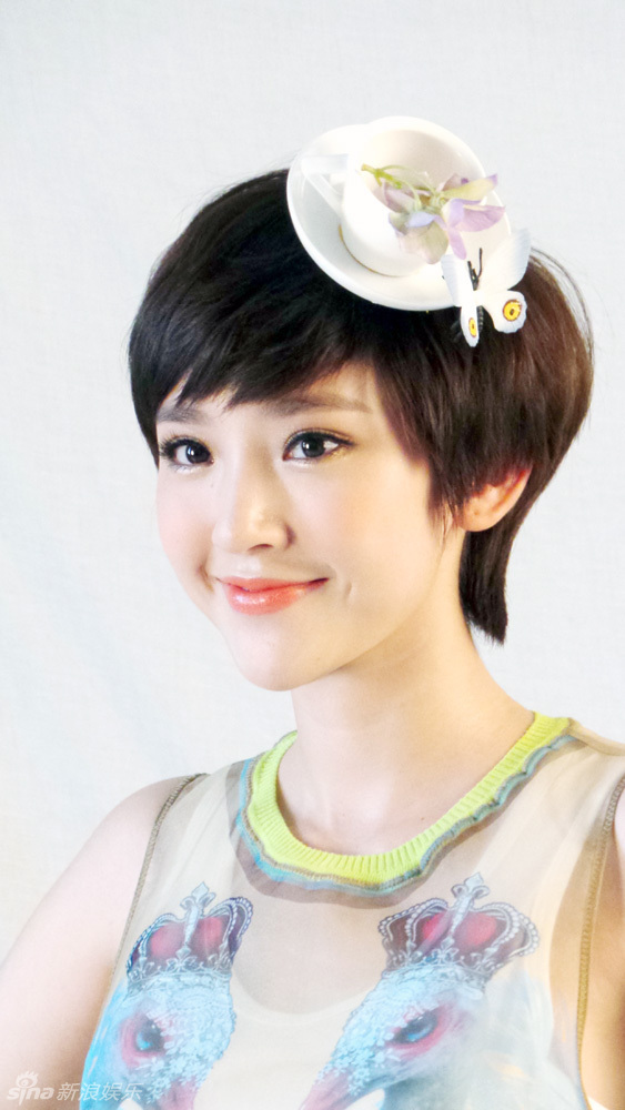 唐艺昕封面大片 清新鲜花LOOK恬静怡人