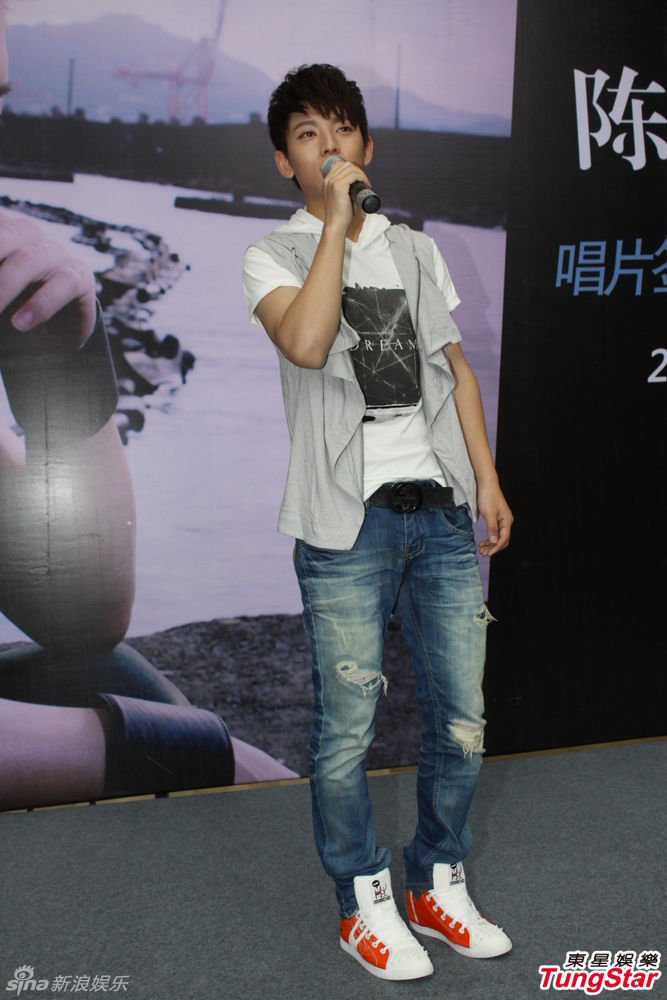 陈翔上海签售帅气十足 不时整理发型