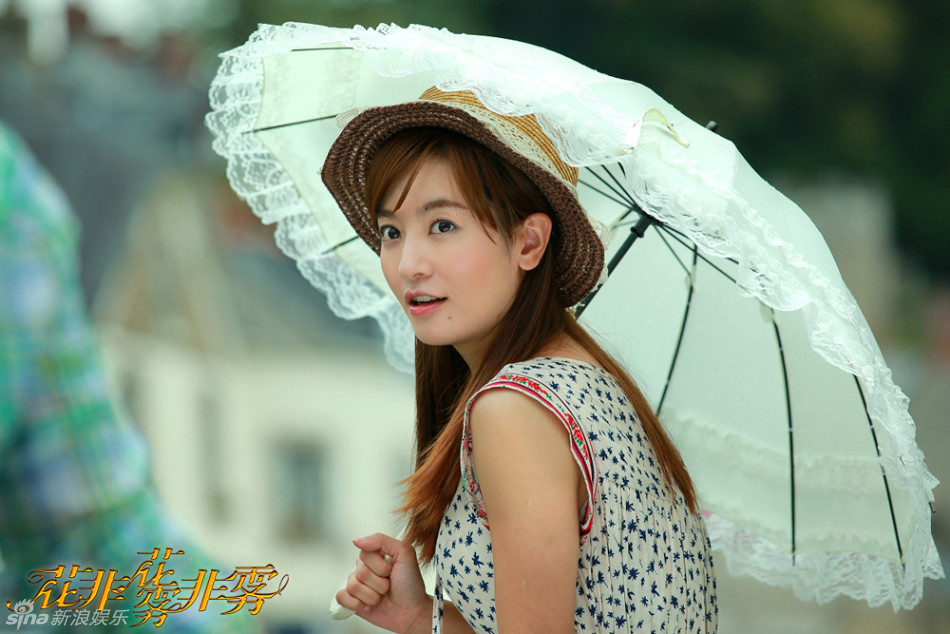 由张睿,李晟,林心如,朱镇模,万茜,姚元浩,杨紫等联袂主演的《花非花雾