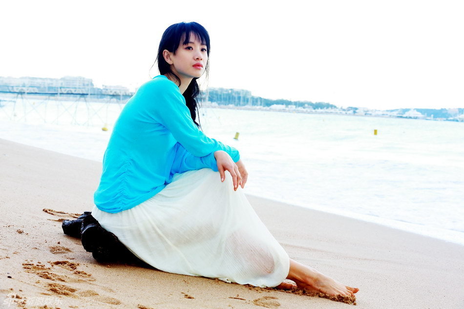 李梦海边写真清新自然