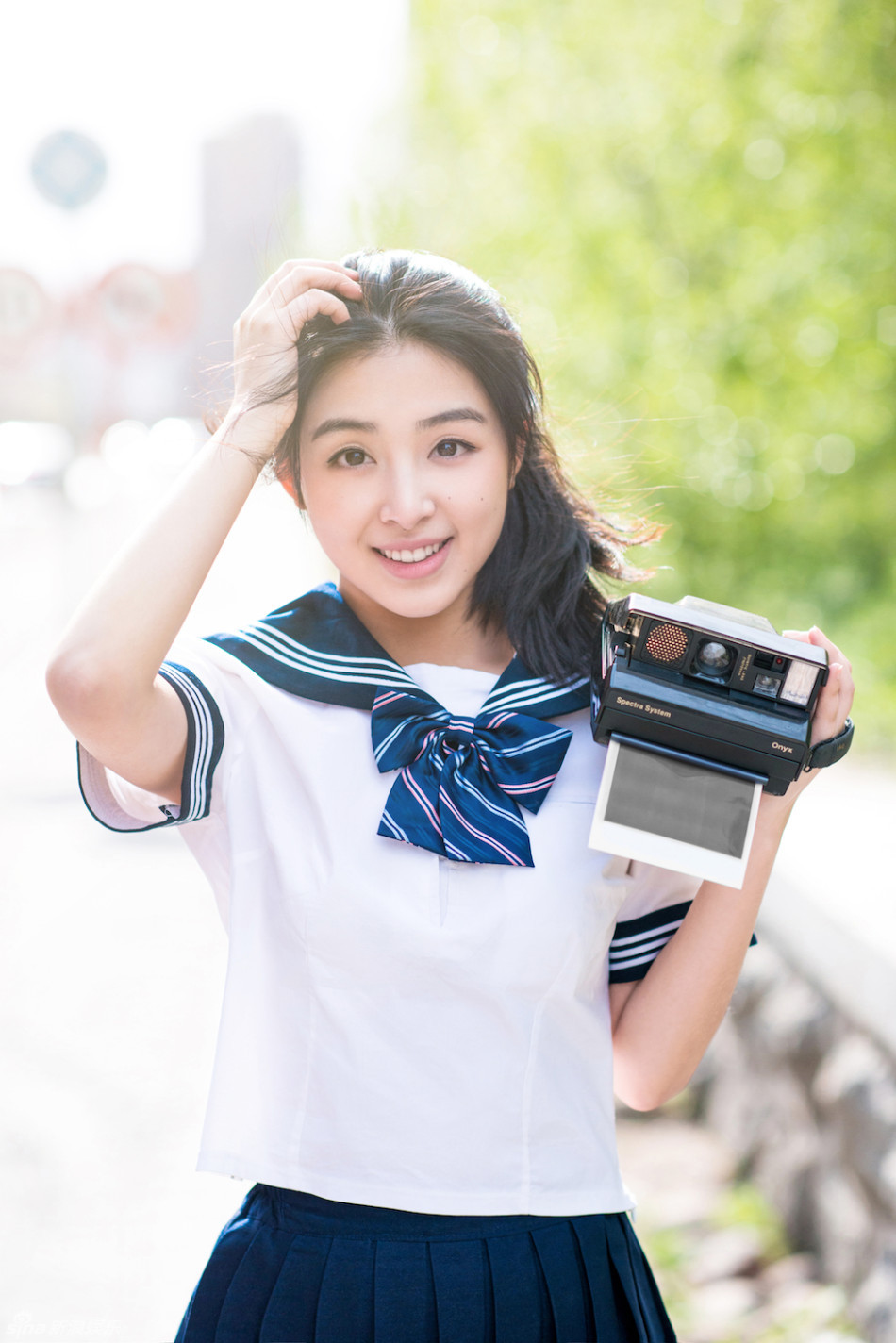 张含韵拍摄杂志封面 穿起校服致青春