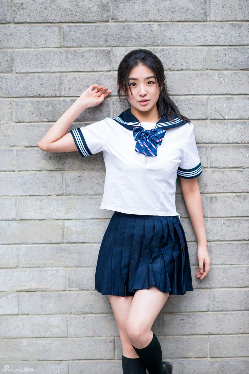 张含韵拍摄杂志封面 穿起校服致青春