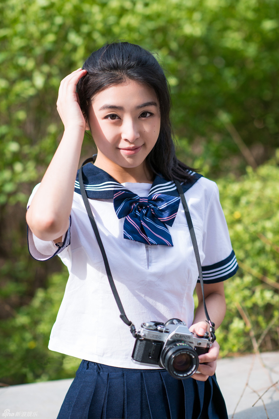 张含韵拍摄杂志封面 穿起校服致青春