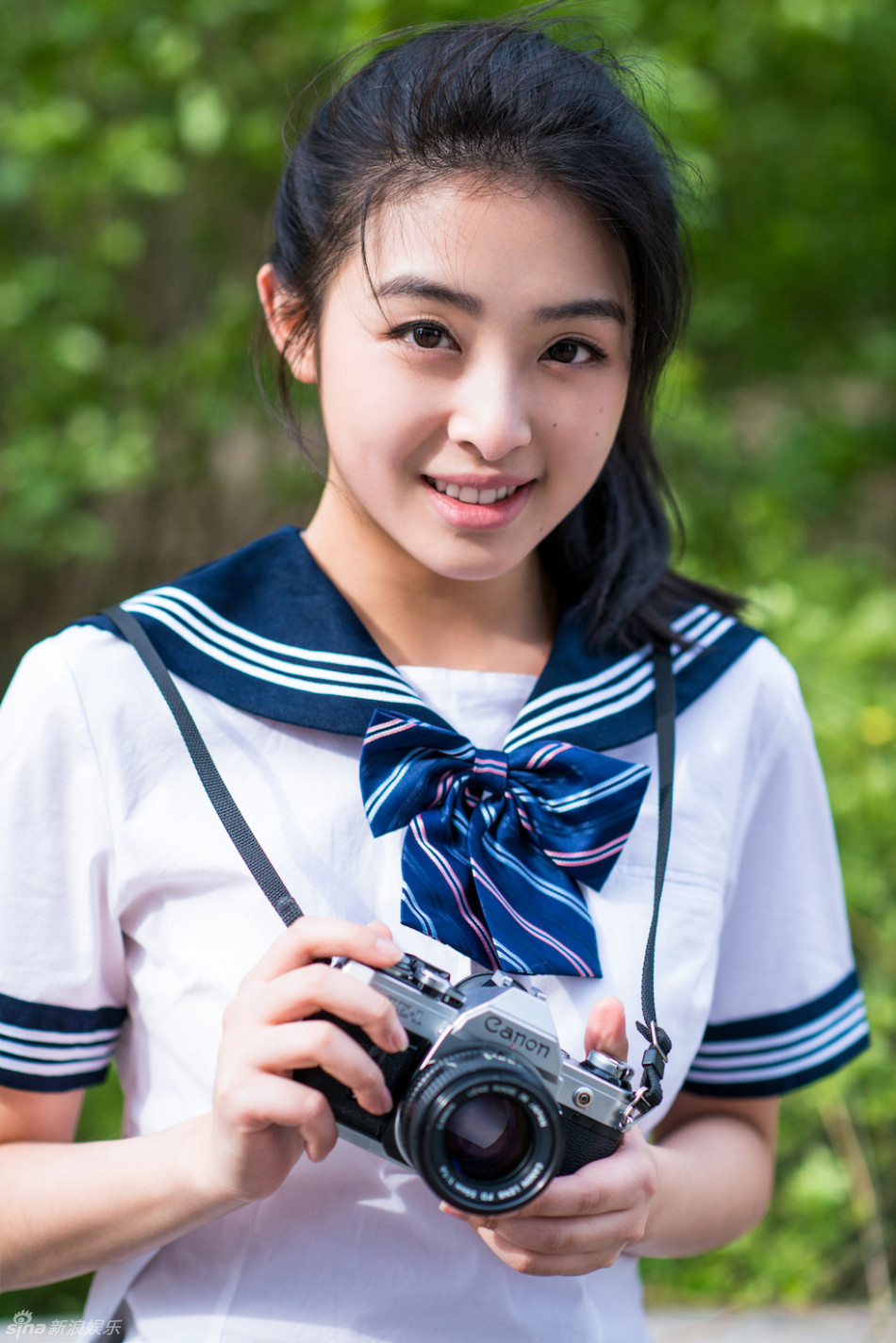 张含韵拍摄杂志封面 穿起校服致青春