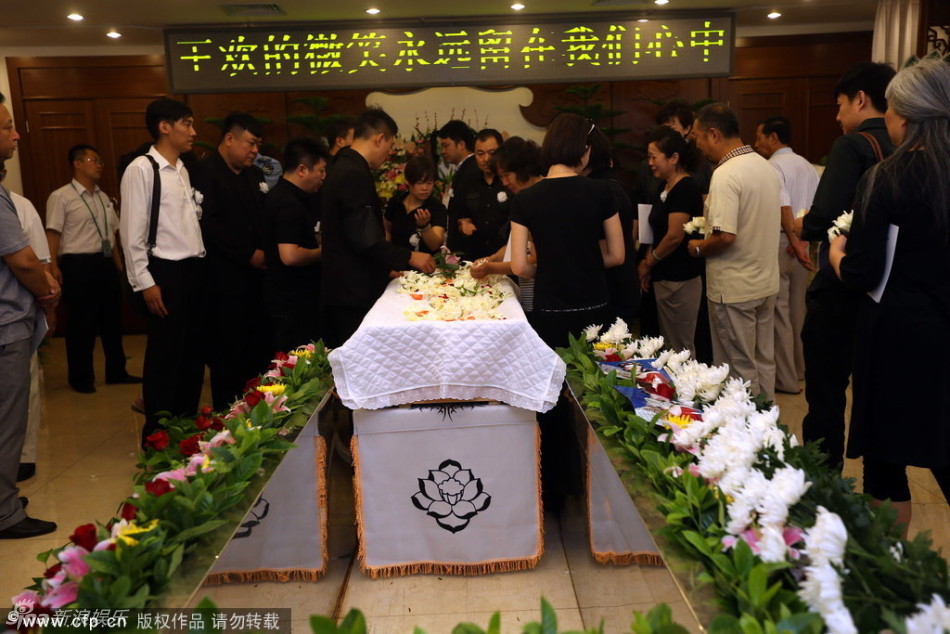 组图:<em>央视</em>主持人<em>王欢</em>遗体告别 涂经纬友痛哭 -
