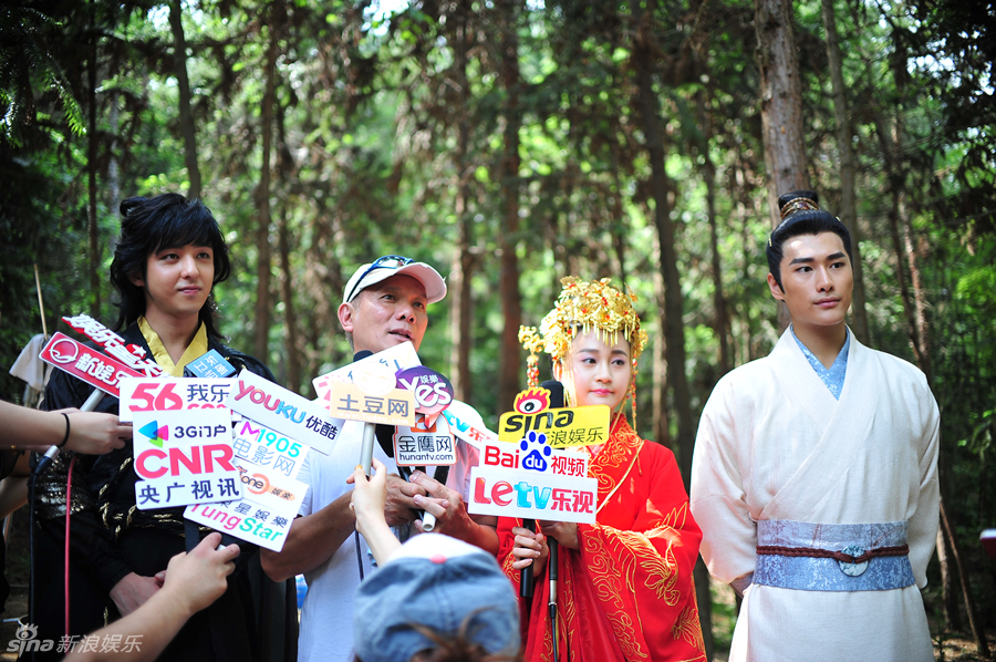 《吉祥天宝》探班 金起范陈昱霖婚服亮相