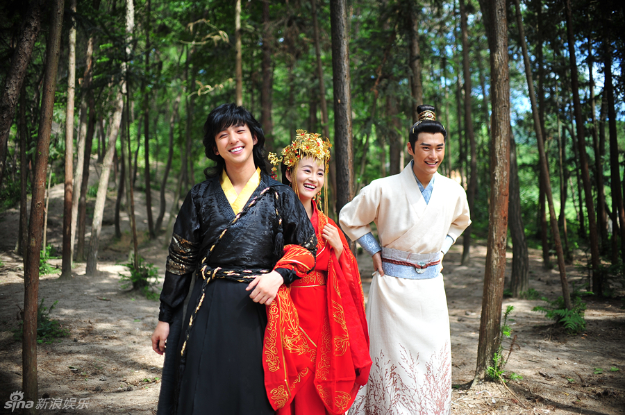 《吉祥天宝》探班 金起范陈昱霖婚服亮相