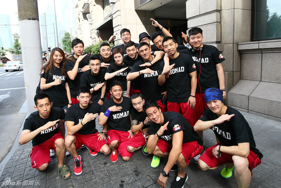 组图:明星篮球队友谊赛 何润东大赞余文乐球队