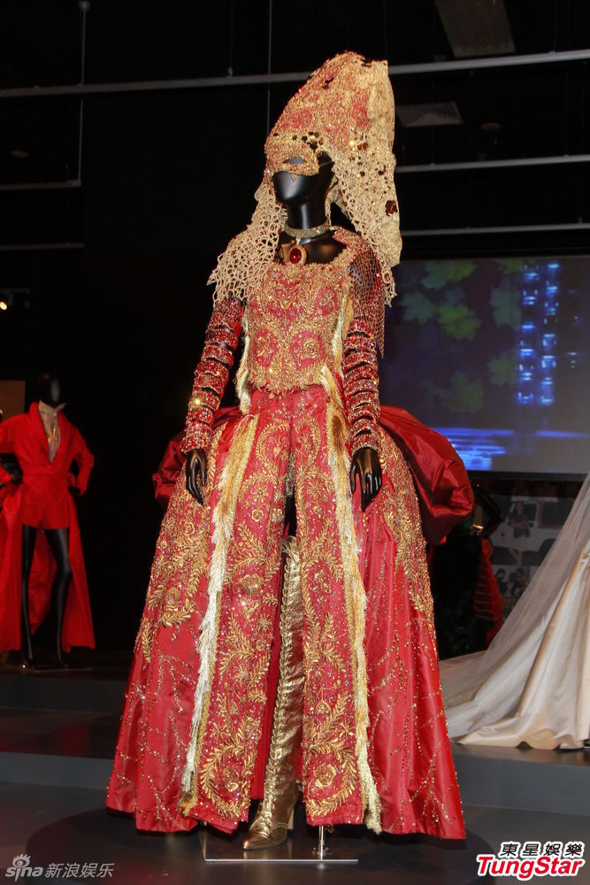 组图:设计师展出梅艳芳演出服 何韵诗做小助理_高清图集_新浪网