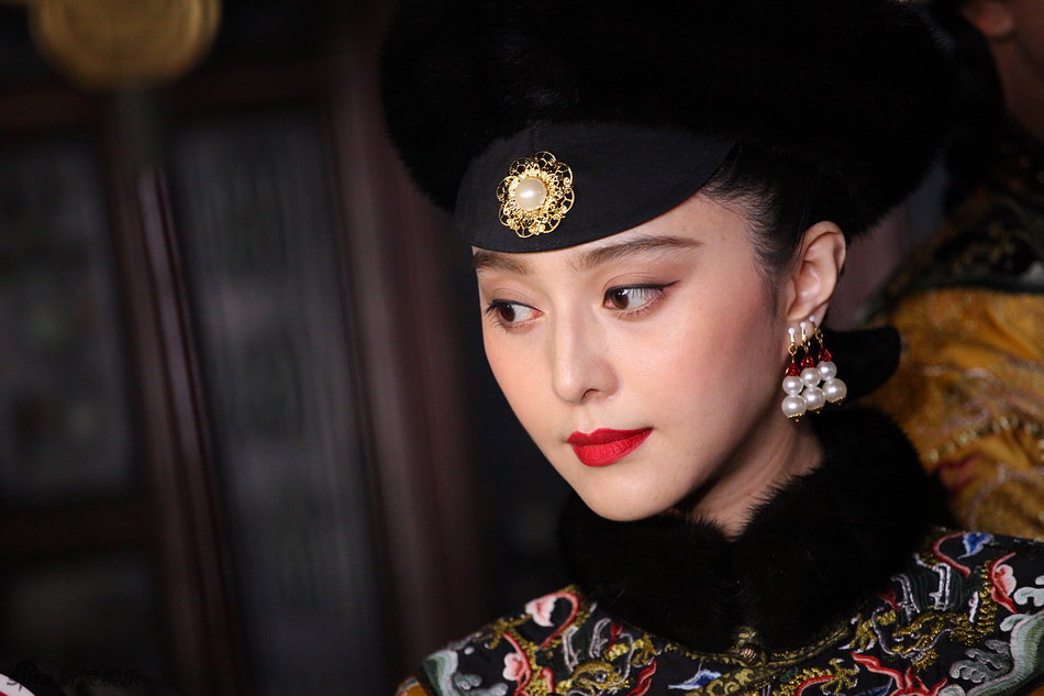 组图:《画框里的<em>女人</em>》<em>范冰冰</em>皇后造型曝光 --