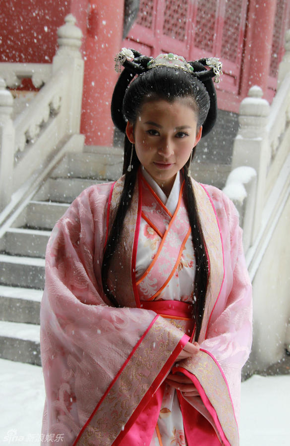 杨亚《新洛神》饰崔丽 剧中她饰演的崔丽温文尔雅、端庄大方、优雅大气。