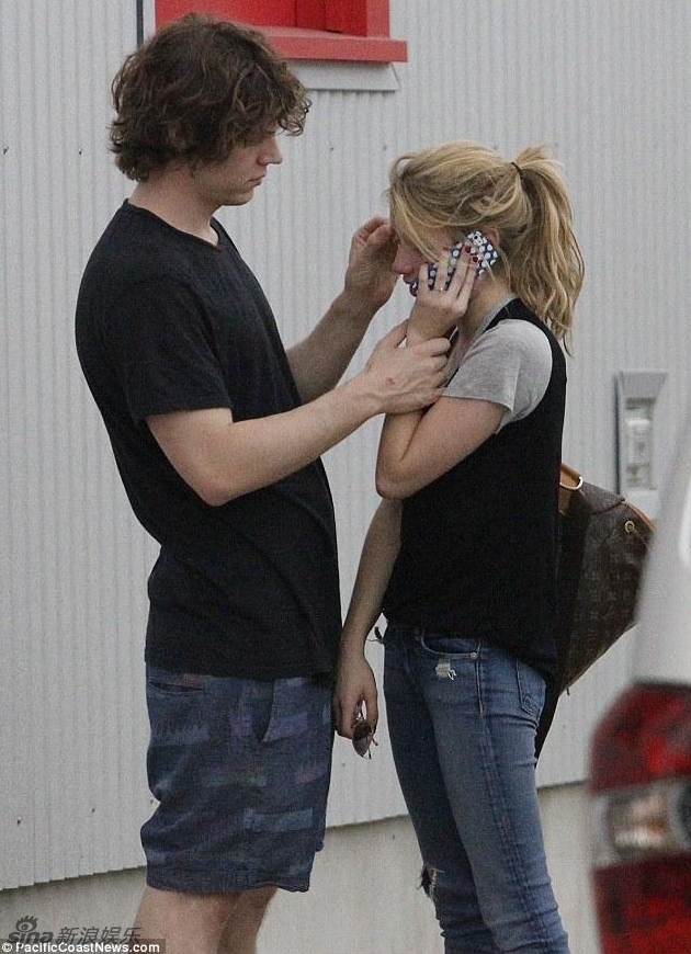 组图:艾玛-罗伯茨与男友和好曾因家暴被拘留