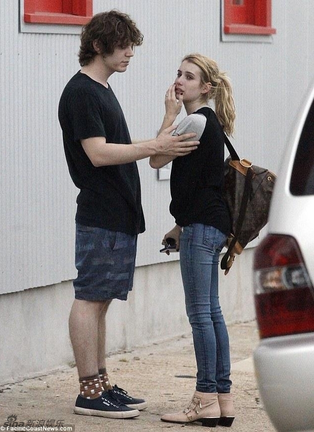 组图:艾玛-罗伯茨与男友和好曾因家暴被拘留