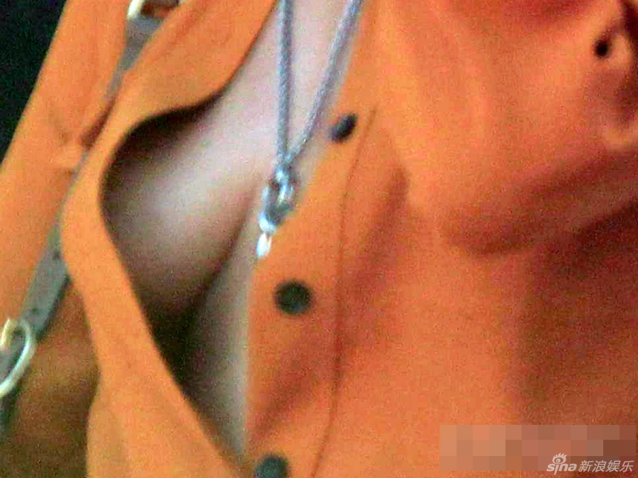 c罗女友伊莉娜拍写真 中门大开胸前失守