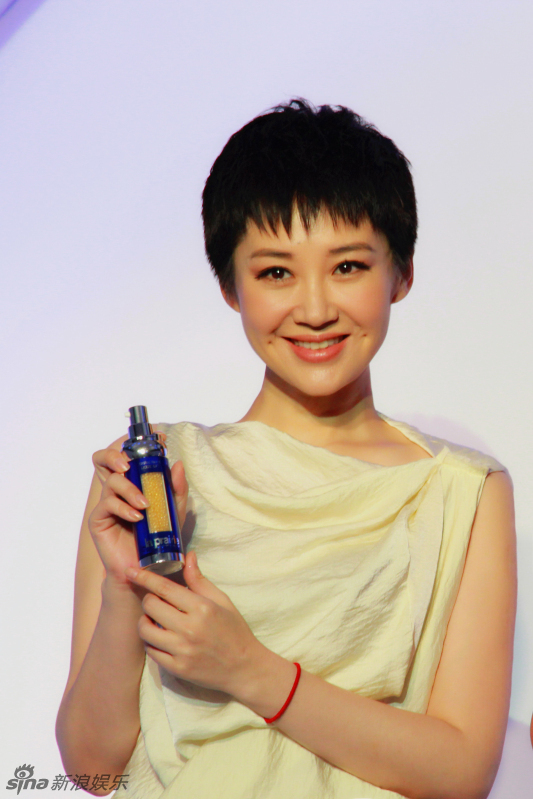 许晴短发娃娃脸现身发布会 裸色长裙似少女(组图)