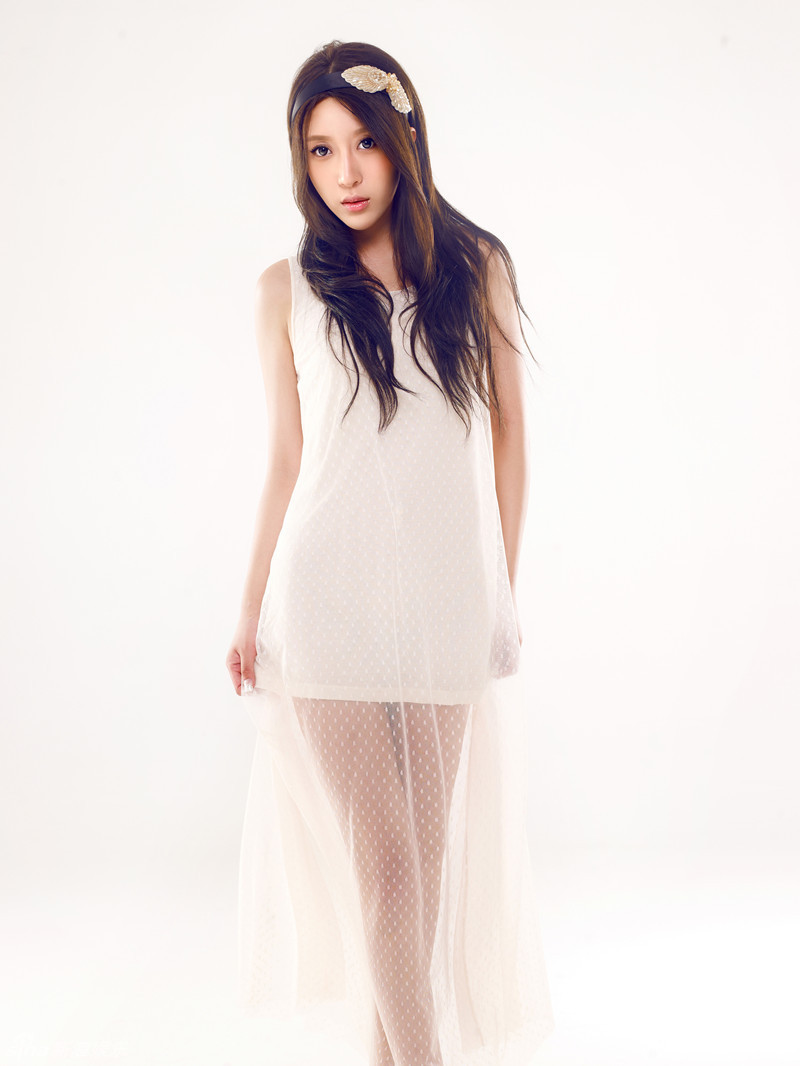 李漫荻懵懂清新写真展现少女气息