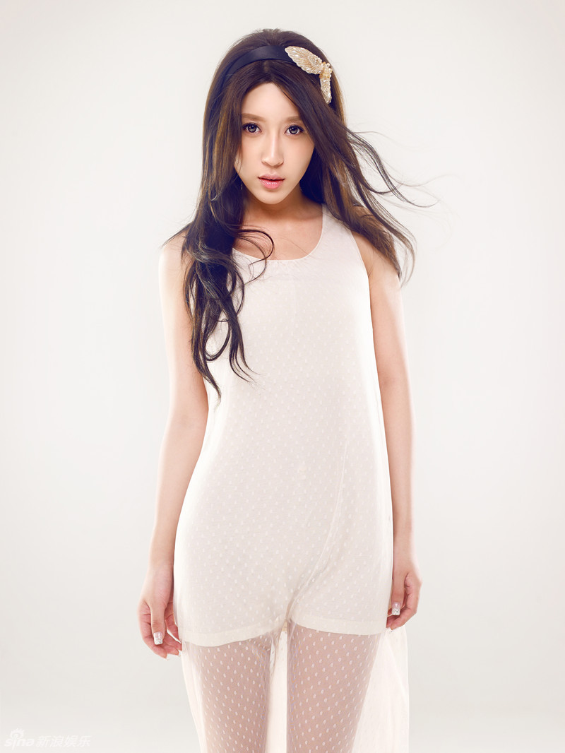 李漫荻懵懂清新写真展现少女气息