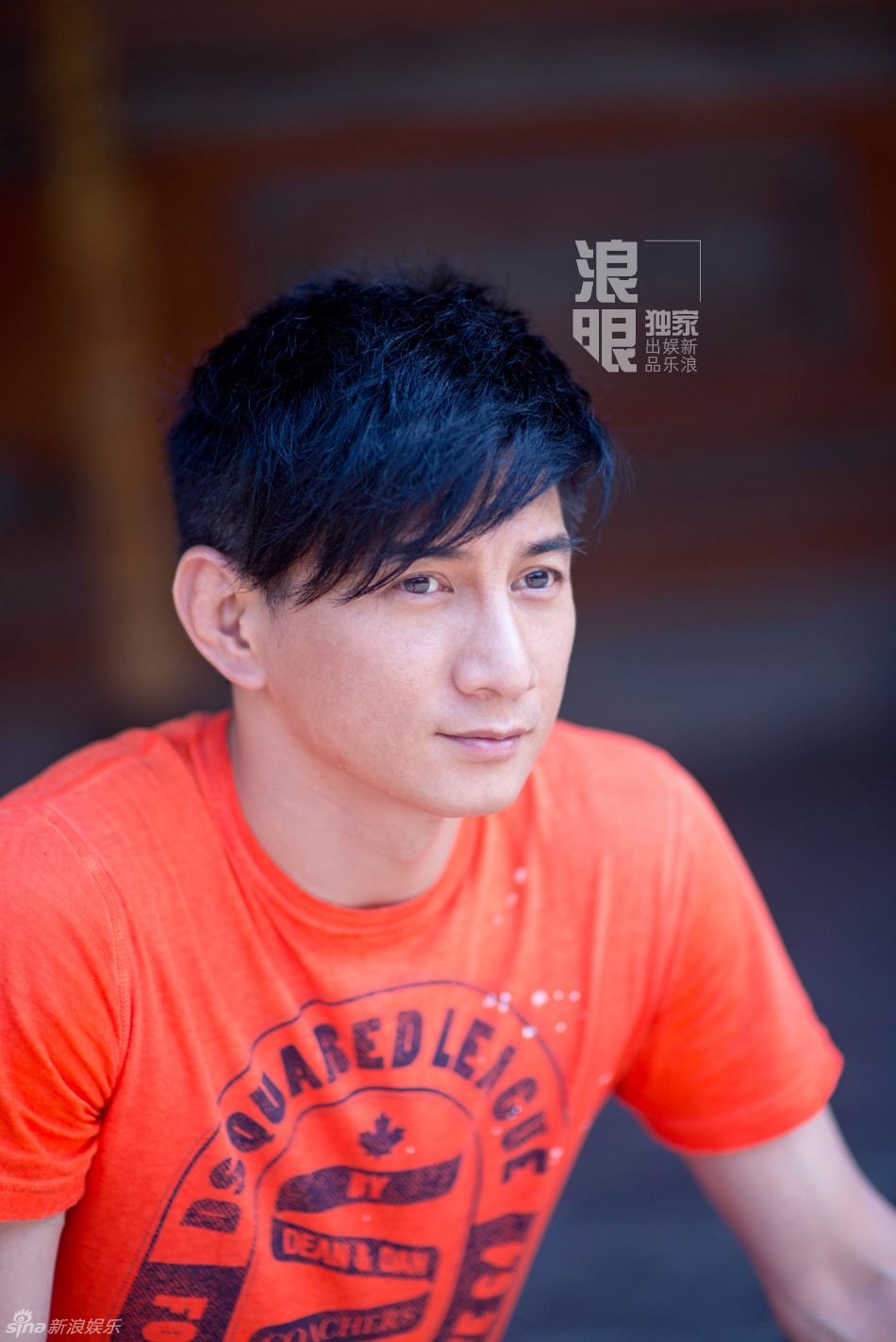 吴奇隆海岛写真参拜吃冰都入镜 床照诱人