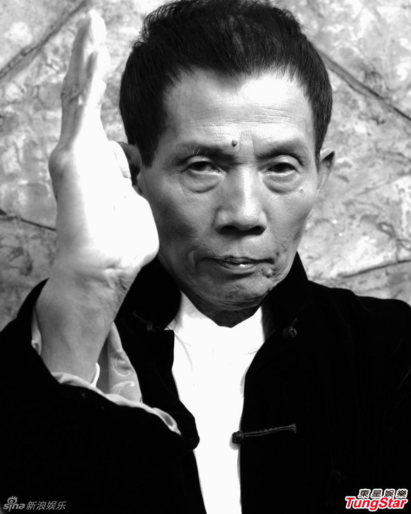 刘家良出殡众星扶灵 遗孀直斥邵氏欠钱