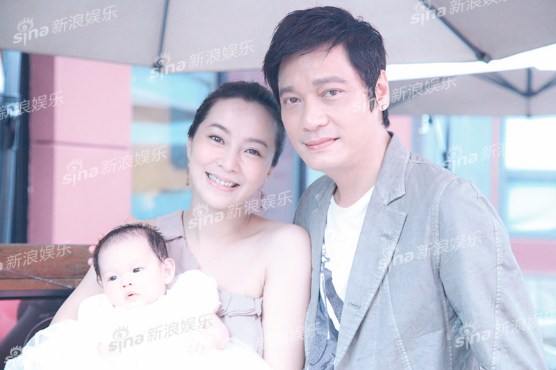 独家: 罗嘉良苏岩 女儿百日宴三口相拥落泪(图)_