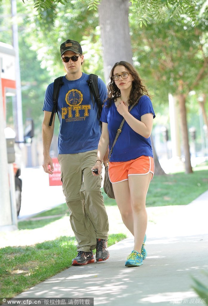 组图:《<em>破产姐妹</em>》戴琳斯与<em>男友</em>情侣装秀甜蜜