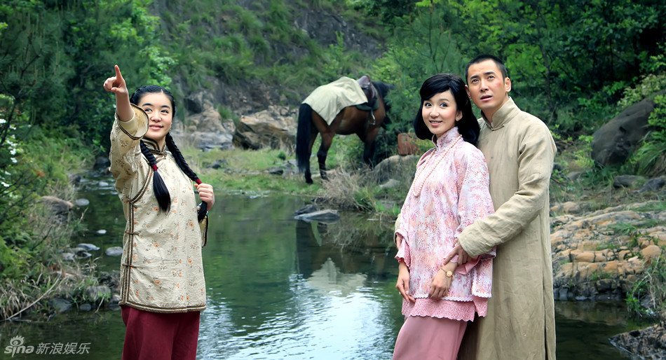 组图:《爱情悠悠药草香》韩栋池边缠绵热吻