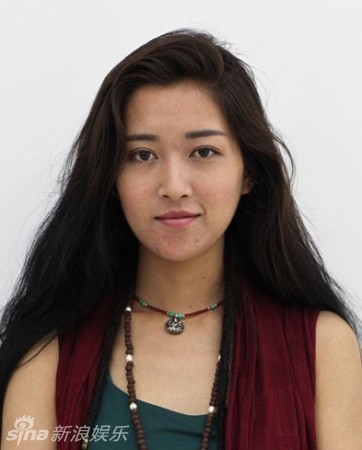 组图:女神央吉玛吸烟照曝光素颜皮肤差
