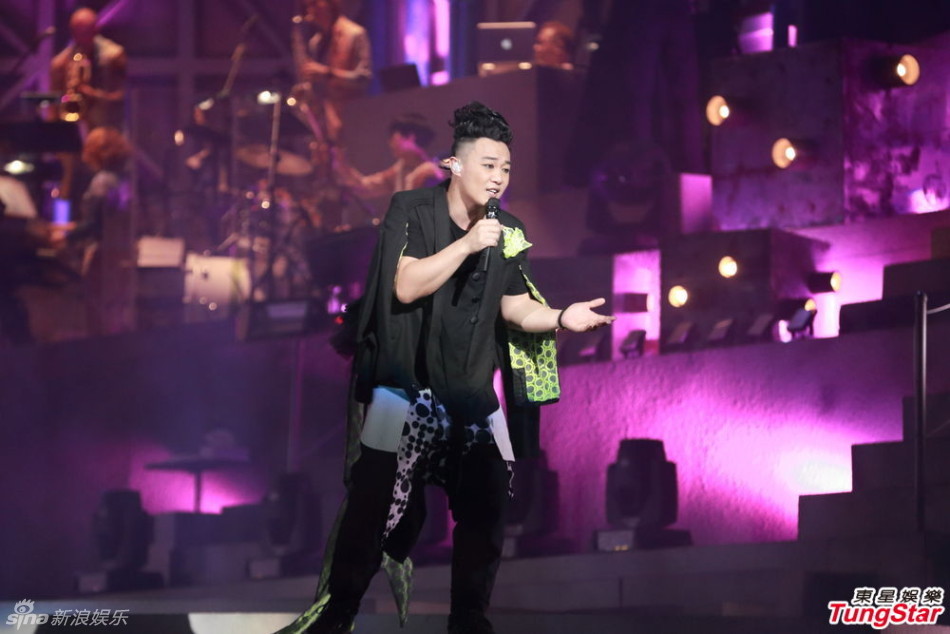  陈奕迅演唱会 化浓妆 搞怪献唱掀高潮