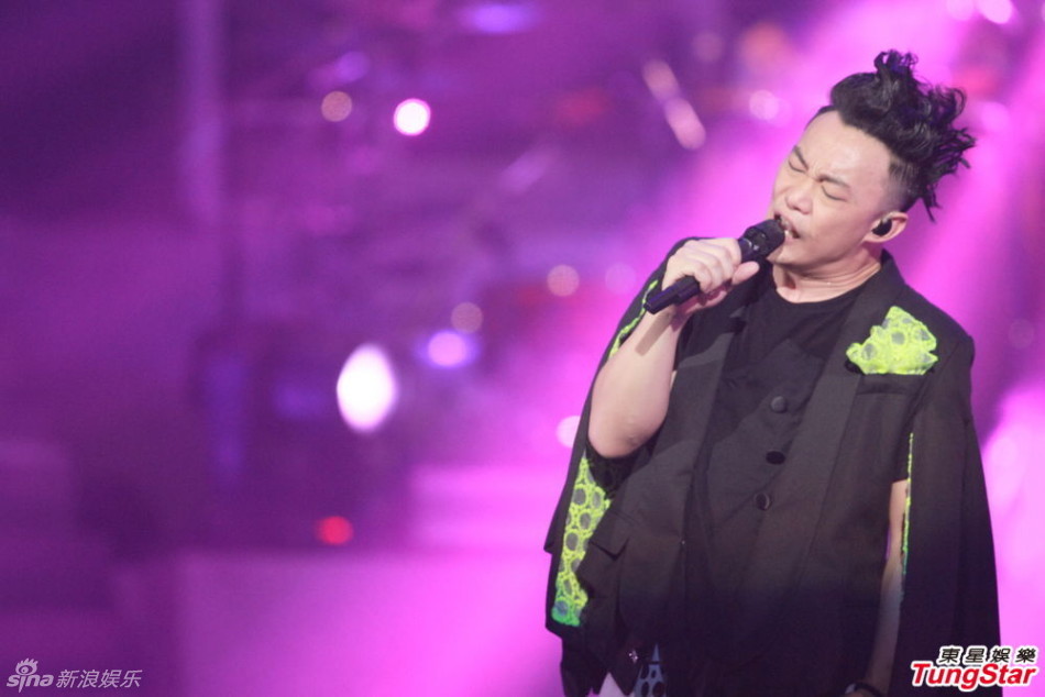 组图:<em>陈奕迅</em>演唱会化浓妆 搞怪献唱掀高潮- 娱