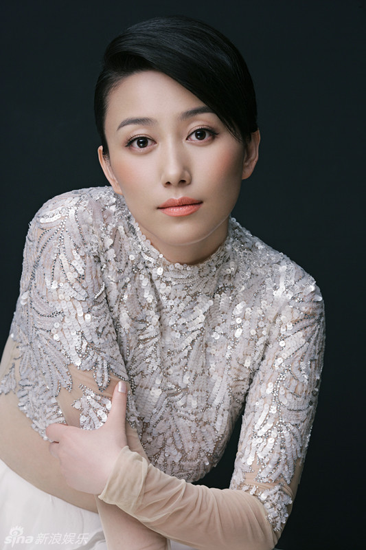 着白色礼服裙的丁柳元宛如一位人鱼公主,知性大气的熟女韵味别具性感
