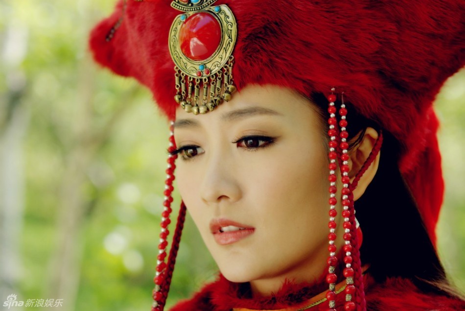 新浪娛樂訊 電視劇《花木蘭》正熱播,今日,一組主演王鷗在劇中的盛裝華服和親照曝光。紅色厚重的柔然和親服飾非常有民族特色,十分隆重,也襯得王鷗非常驚艷。