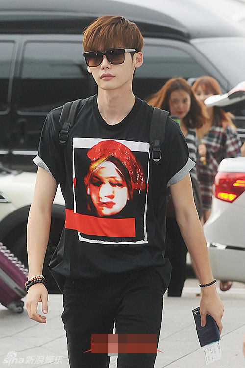 李钟硕赴菲律宾拍新片 邻家男孩巨星范