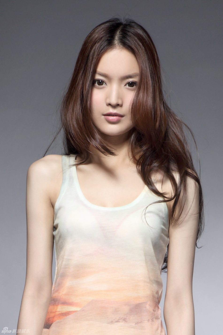 2   组图:台湾女警花酷似林志玲网络.