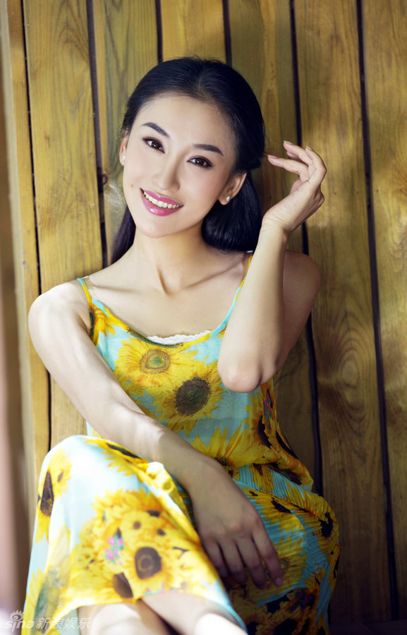 新浪娱乐讯 日前朱子岩曝光了一组波西米亚风格的写真,写真中朱子岩身