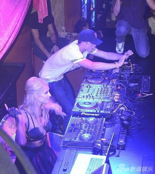 组图:希尔顿夜店当DJ打碟皮裙狂野内衣外穿_