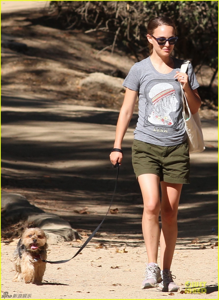 娜塔莉-波特曼携宠物狗外出笑容满面