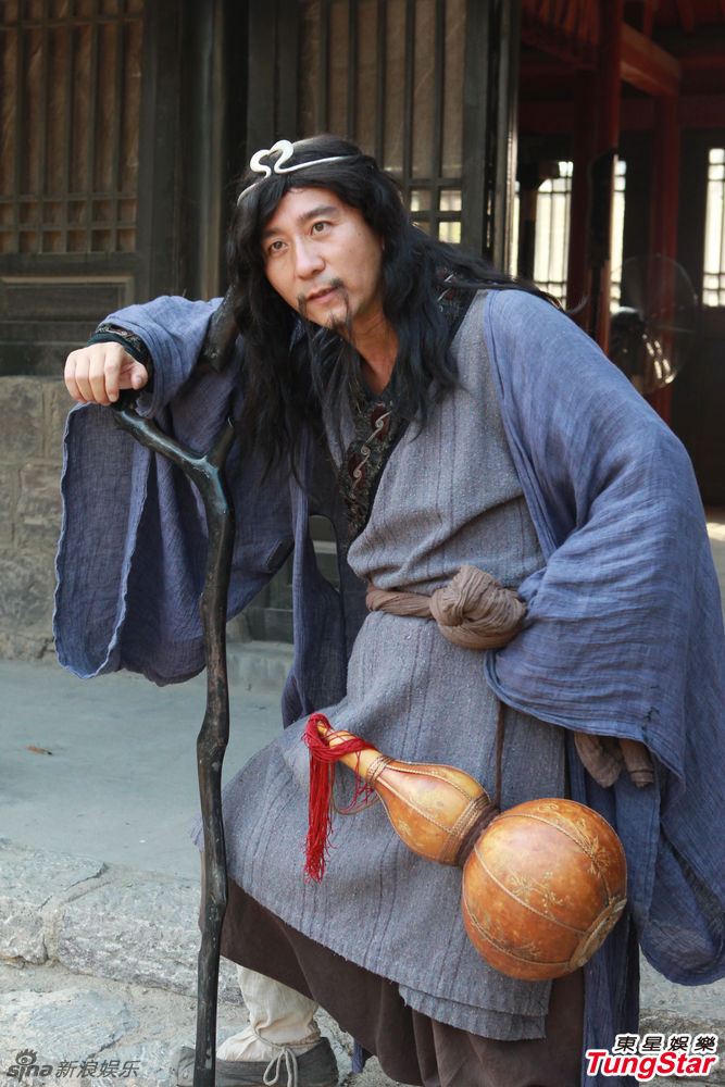 组图:赵毅《蓬莱八仙》演铁拐李逗笑众人