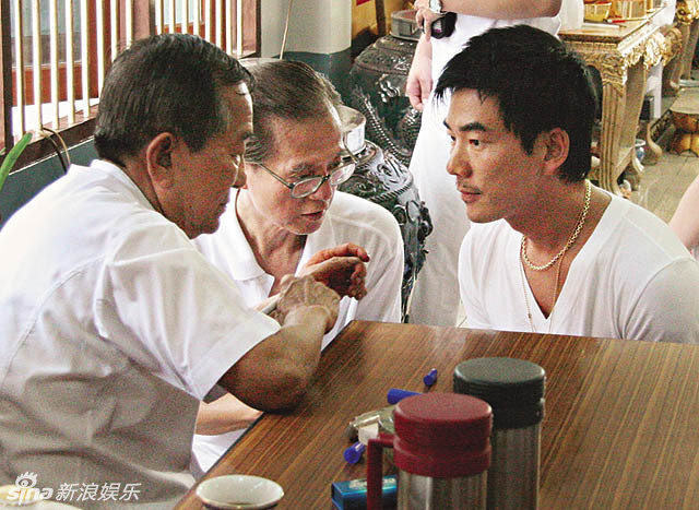 图:白龙王病床照曝光 梁朝伟刘德华舒淇曾跪拜_高清图集_新浪网