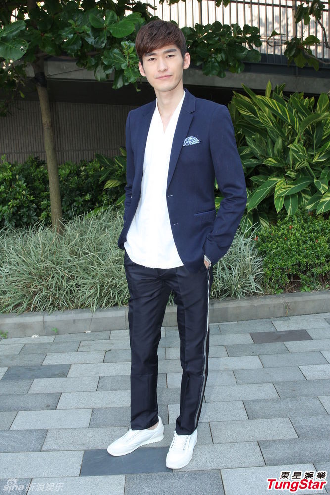 组图:《华丽上班族》张翰秋瓷炫品尝地道美食