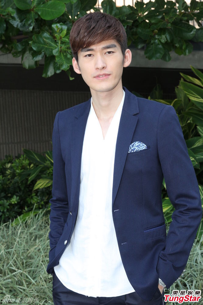 组图:《华丽上班族》张翰秋瓷炫品尝地道美食