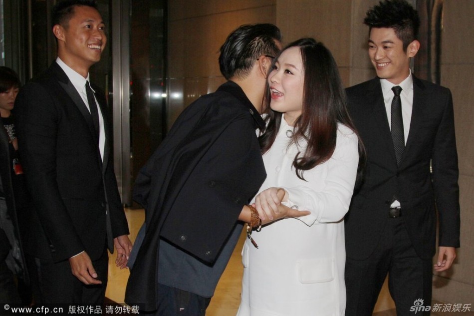 组图:霍思燕挺大肚杜江护驾获神秘男热情熊抱