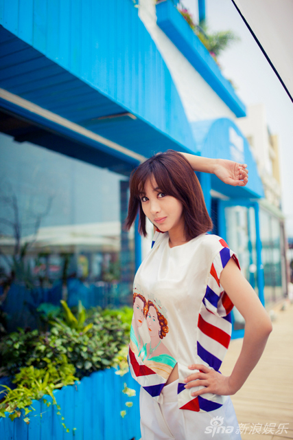 李菲儿嘟嘴卖萌